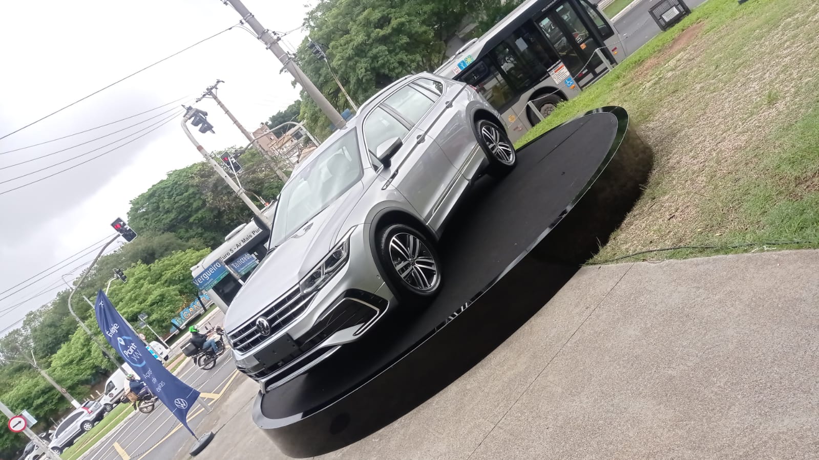 Aluguel de Plataforma Giratória 360 para Carros, Motos para Feiras Automotivas e Lançamentos 2026